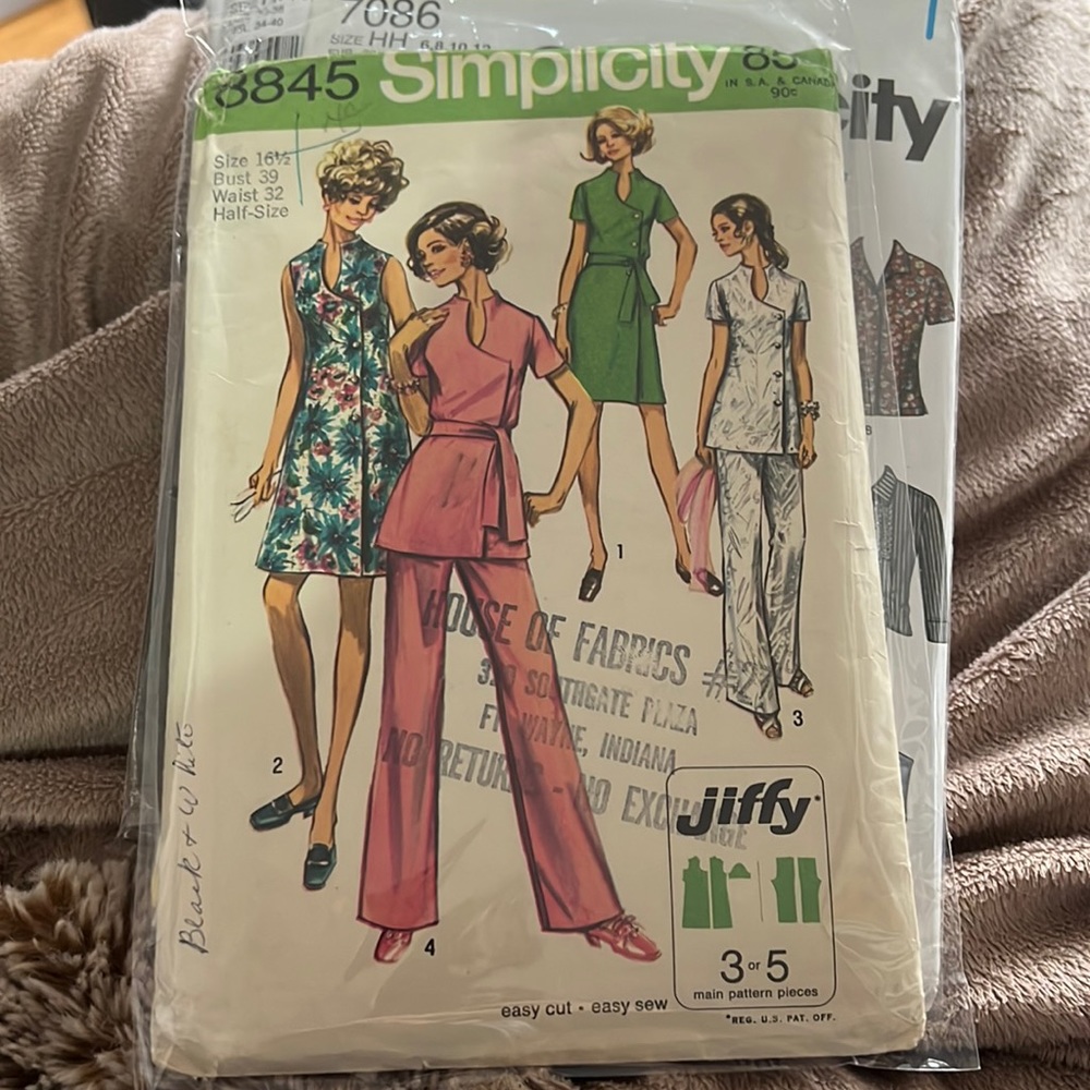 Vintage sewing pattern SIMPLICITY 8845 size 16 1/2,  bust39, waist32. Half Size